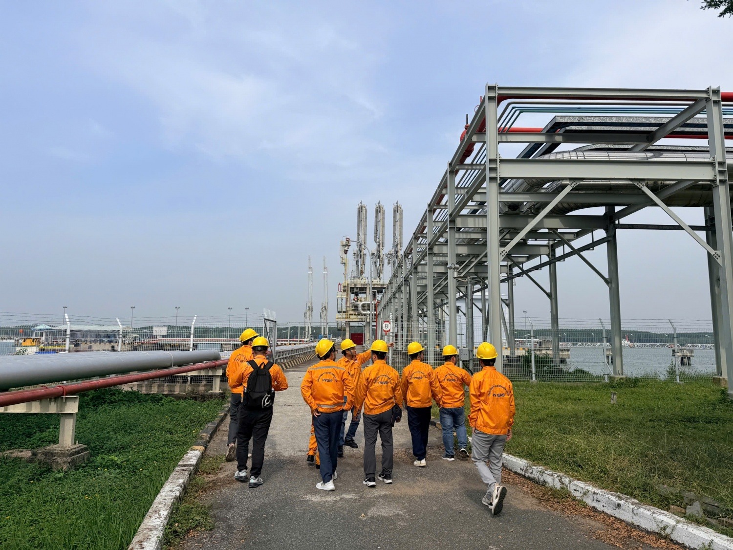 Lãnh đạo tương lai PETROVIETNAM 2025″ trải nghiệm thực tế tại kho cảng LNG Thị Vải.