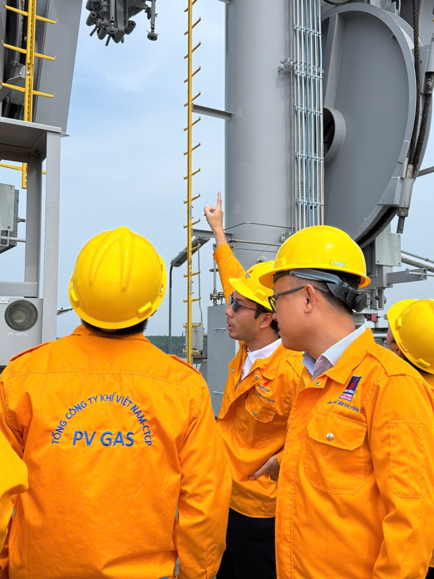 Lãnh đạo tương lai PETROVIETNAM 2025″ trải nghiệm thực tế tại kho cảng LNG Thị Vải.