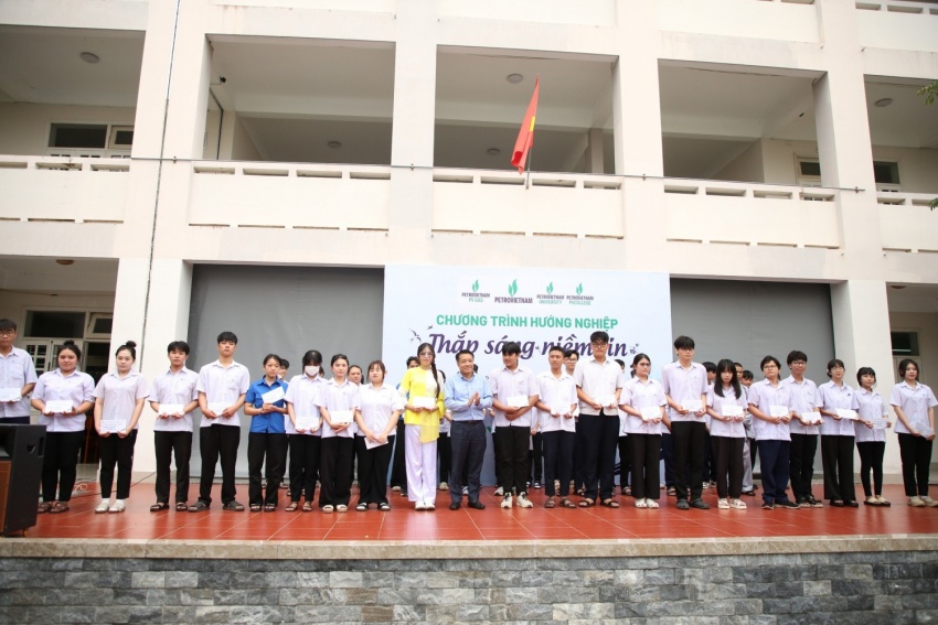 Petrovietnam thắp sáng niềm tin, tiếp sức tương lai cho thế hệ trẻ TP. Hồ Chí Minh Petrovietnam thắp sáng niềm tin, tiếp sức tương lai cho thế hệ trẻ tại Trung tâm GDTX khu vực Bà Rịa - Vũng Tàu