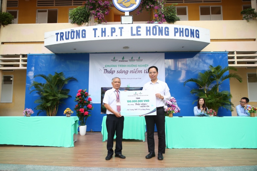 Petrovietnam đồng hành cùng học sinh THPT Lê Hồng Phong chinh phục ước mơ ngành Năng lượng Petrovietnam đồng hành cùng học sinh Trường THPT Lê Hồng Phong chinh phục ước mơ ngành năng lượng