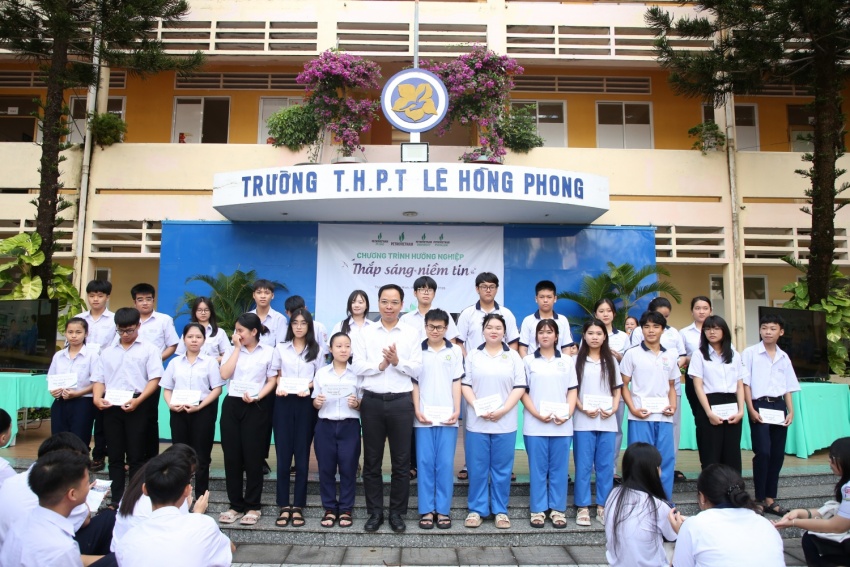 Petrovietnam đồng hành cùng học sinh THPT Lê Hồng Phong chinh phục ước mơ ngành Năng lượng Petrovietnam đồng hành cùng học sinh Trường THPT Lê Hồng Phong chinh phục ước mơ ngành năng lượng