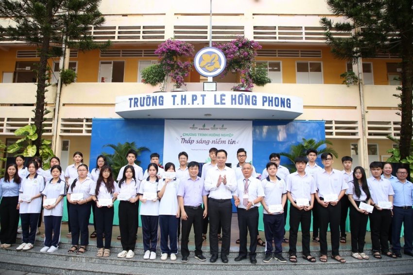 Petrovietnam đồng hành cùng học sinh THPT Lê Hồng Phong chinh phục ước mơ ngành Năng lượng Petrovietnam đồng hành cùng học sinh Trường THPT Lê Hồng Phong chinh phục ước mơ ngành năng lượng
