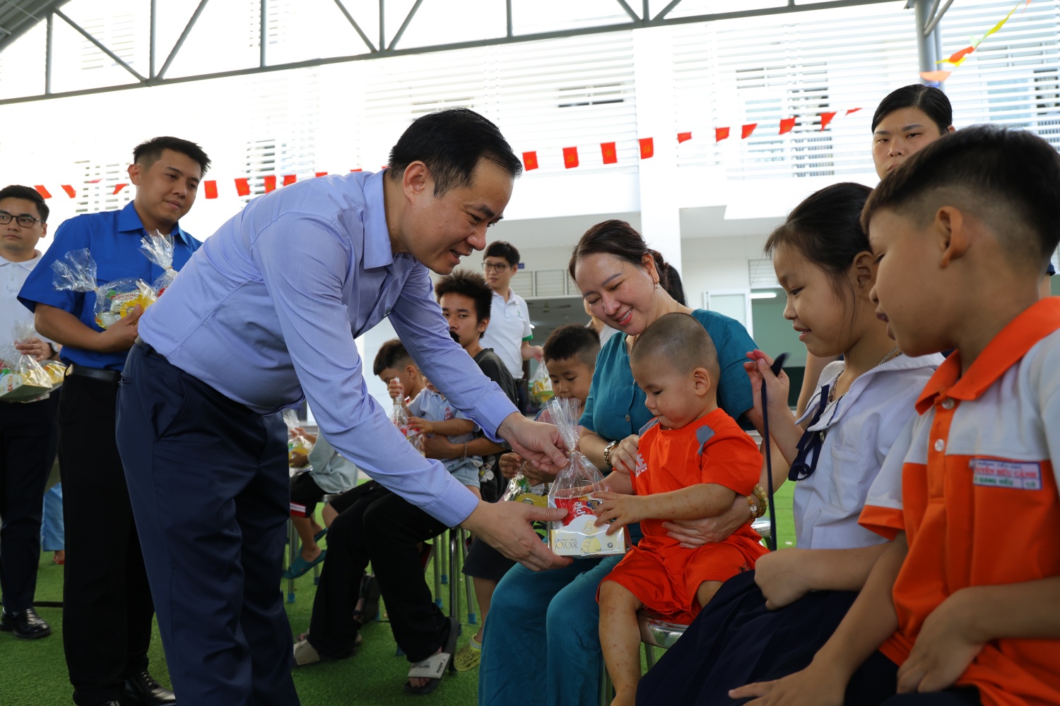 Đồng chí Lê Ngọc Sơn trao quà cho các em nhỏ đang được nuôi dưỡng ở Trung tâm Đồng chí Lê Ngọc Sơn trao quà cho các em nhỏ đang được nuôi dưỡng ở Trung tâm