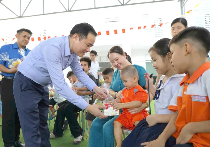 Chủ tịch HĐTV Petrovietnam Lê Ngọc Sơn tặng quà đến các em nhỏ tại Trung tâm Bảo trợ trẻ em Vũng Tàu 3.jpg