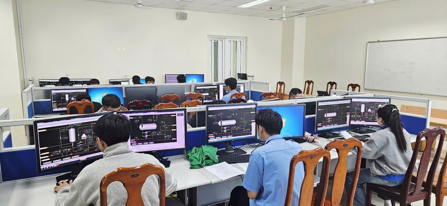 PVCOLLEGE TỔ CHỨC KỲ THI TỐT NGHIỆP KHÓA 2023: KHẲNG ĐỊNH CHẤT LƯỢNG ĐÀO TẠO GẮN LIỀN VỚI THỰC TIỄN DOANH NGHIỆP
