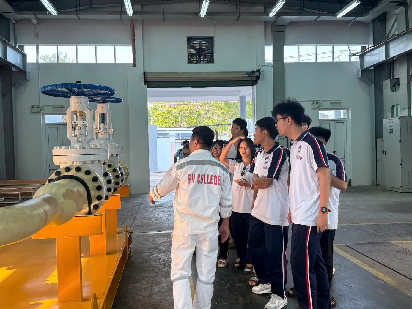 ĐÓN ĐOÀN HỌC SINH THPT THAM QUAN, TRẢI NGHIỆM THỰC TẾ TẠI TỔ HỢP HÓA DẦU LONG SƠN VÀ TRƯỜNG CAO ĐẲNG DẦU KHÍ