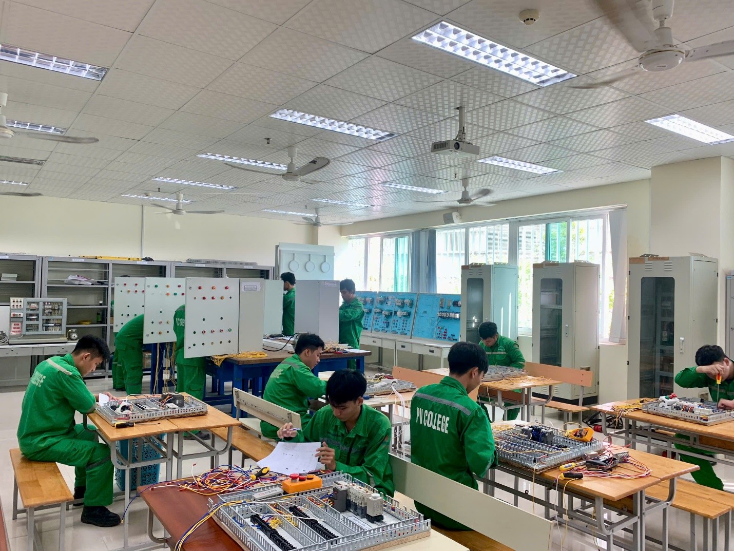 PVCOLLEGE TỔ CHỨC KỲ THI TỐT NGHIỆP KHÓA 2023: KHẲNG ĐỊNH CHẤT LƯỢNG ĐÀO TẠO GẮN LIỀN VỚI THỰC TIỄN DOANH NGHIỆP
