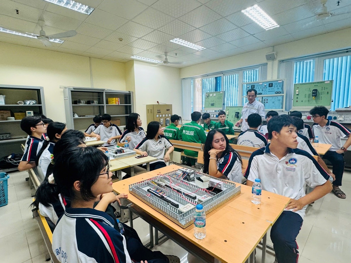 ĐÓN ĐOÀN HỌC SINH THPT THAM QUAN, TRẢI NGHIỆM THỰC TẾ TẠI TỔ HỢP HÓA DẦU LONG SƠN VÀ TRƯỜNG CAO ĐẲNG DẦU KHÍ