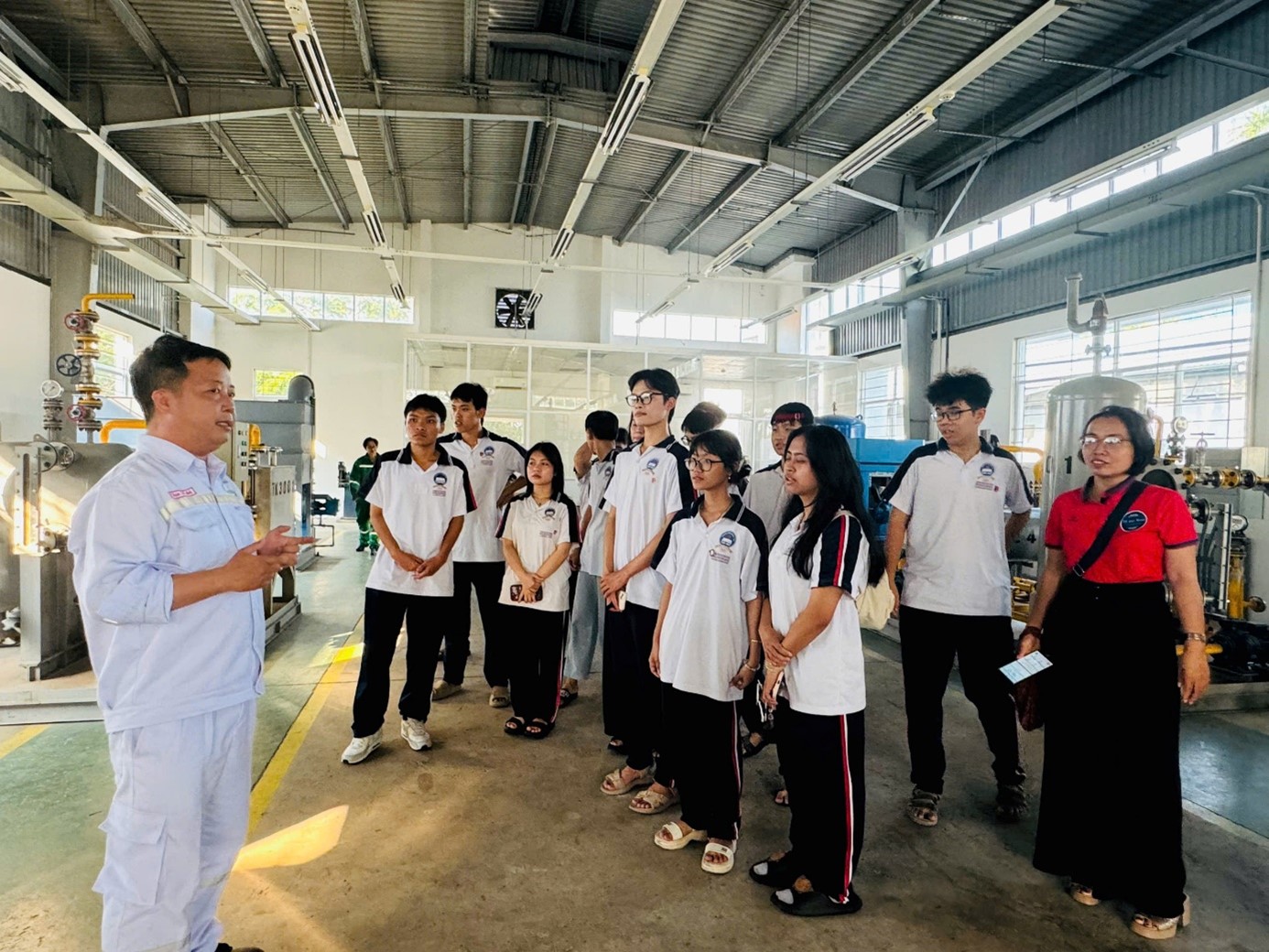 ĐÓN ĐOÀN HỌC SINH THPT THAM QUAN, TRẢI NGHIỆM THỰC TẾ TẠI TỔ HỢP HÓA DẦU LONG SƠN VÀ TRƯỜNG CAO ĐẲNG DẦU KHÍ