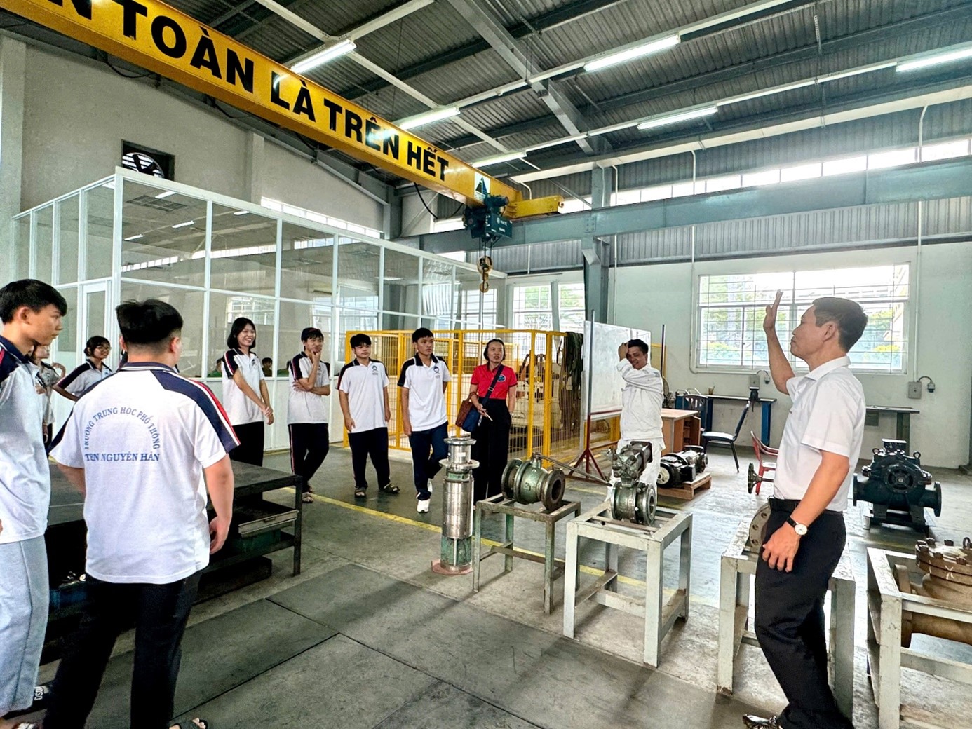 ĐÓN ĐOÀN HỌC SINH THPT THAM QUAN, TRẢI NGHIỆM THỰC TẾ TẠI TỔ HỢP HÓA DẦU LONG SƠN VÀ TRƯỜNG CAO ĐẲNG DẦU KHÍ