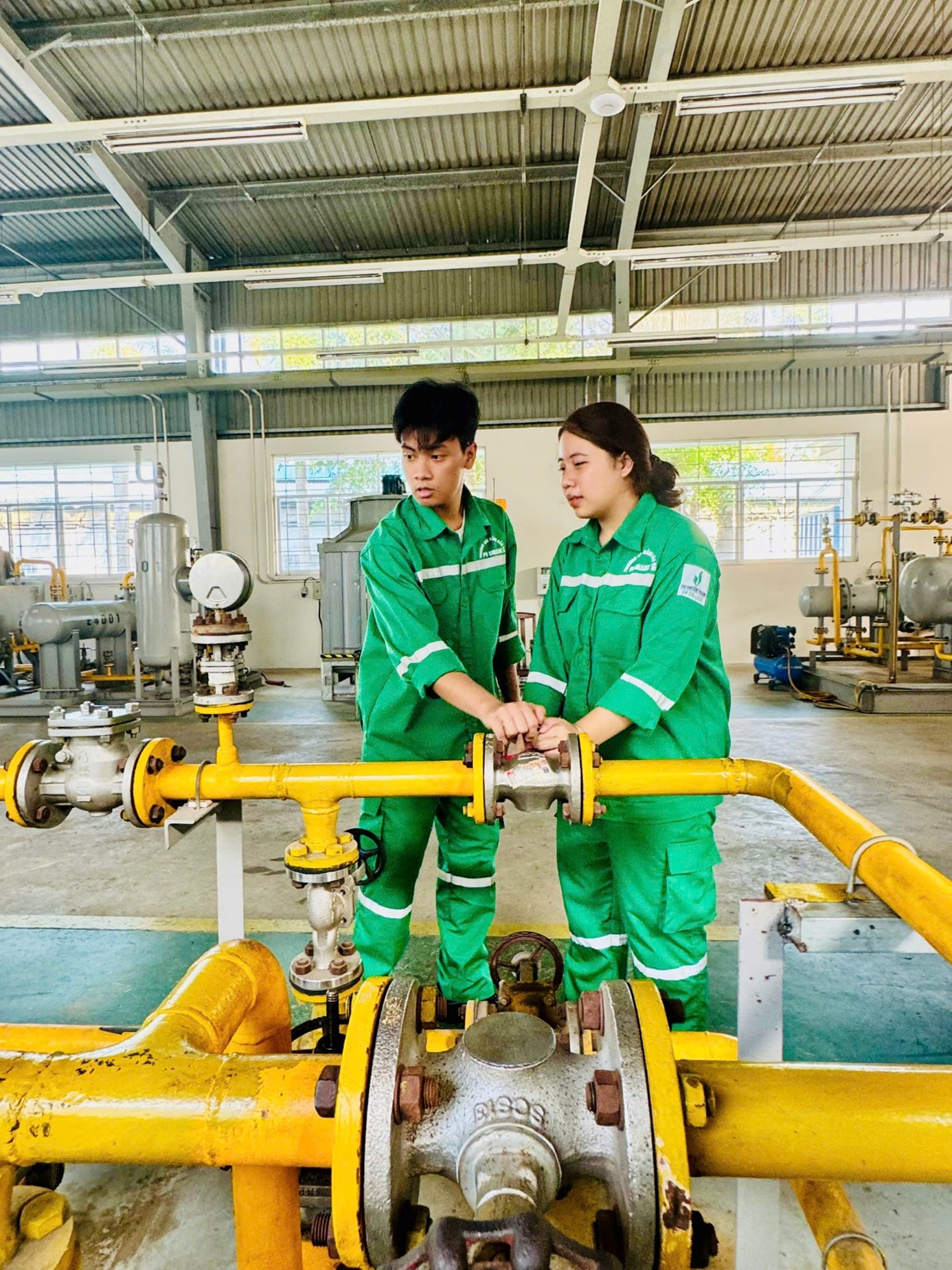 ĐÓN ĐOÀN HỌC SINH THPT THAM QUAN, TRẢI NGHIỆM THỰC TẾ TẠI TỔ HỢP HÓA DẦU LONG SƠN VÀ TRƯỜNG CAO ĐẲNG DẦU KHÍ