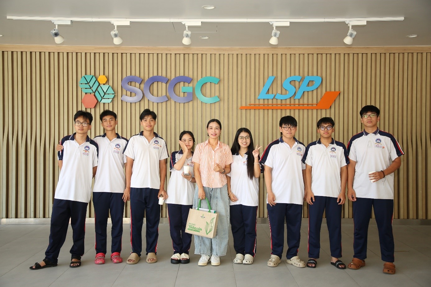 ĐÓN ĐOÀN HỌC SINH THPT THAM QUAN, TRẢI NGHIỆM THỰC TẾ TẠI TỔ HỢP HÓA DẦU LONG SƠN VÀ TRƯỜNG CAO ĐẲNG DẦU KHÍ