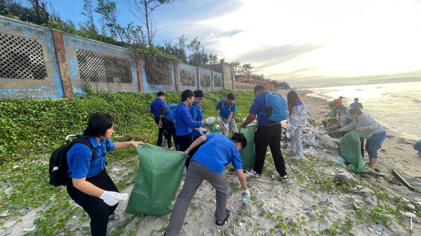 TUỔI TRẺ PVCOLLEGE RA QUÂN LÀM SẠCH BÃI BIỂN CHÍ LINH HƯỞNG ỨNG NGÀY MÔI TRƯỜNG THẾ GIỚI NĂM 2026