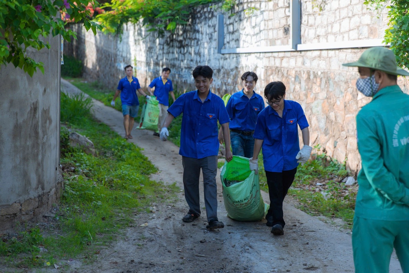 TUỔI TRẺ PVCOLLEGE RA QUÂN LÀM SẠCH BÃI BIỂN CHÍ LINH HƯỞNG ỨNG NGÀY MÔI TRƯỜNG THẾ GIỚI NĂM 2026