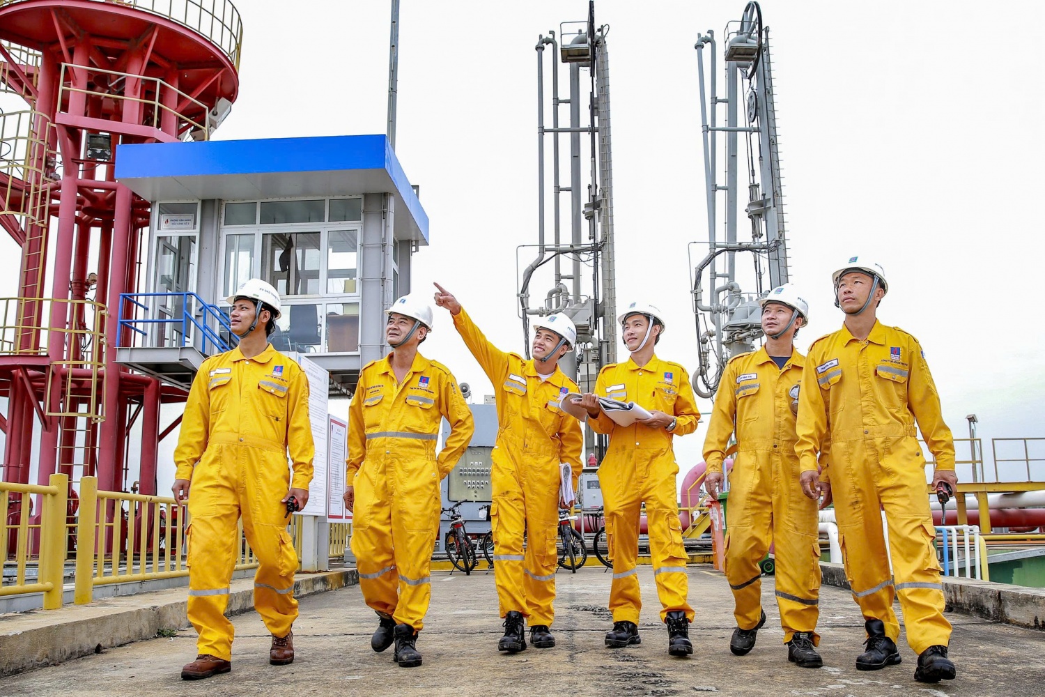 Nhiều thế hệ cán bộ, kỹ sư và người lao động Kho cảng PV GAS Vũng Tàu đã cùng nhau xây dựng một môi trường làm việc đề cao kỷ luật, trách nhiệm và an toàn Nhiều thế hệ cán bộ, kỹ sư và người lao động Kho cảng PV GAS Vũng Tàu đã cùng nhau xây dựng một môi trường làm việc đề cao kỷ luật, trách nhiệm và an toàn