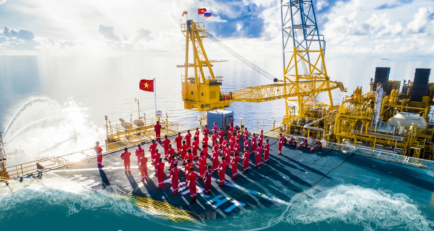 Lễ chào cờ trên giàn khoan xa đất liền nhất trên Biển Đông Lễ chào cờ trên giàn khoan xa đất liền nhất trên Biển Đông
