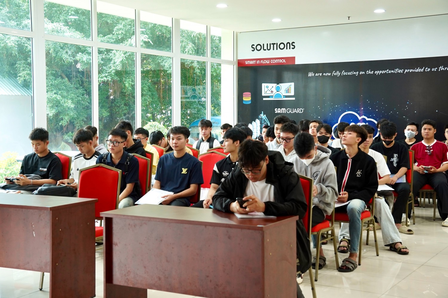 PVCollege chào đón tân sinh viên làm thủ tục nhập học năm 2026 PVCollege chào đón tân sinh viên năm 2026