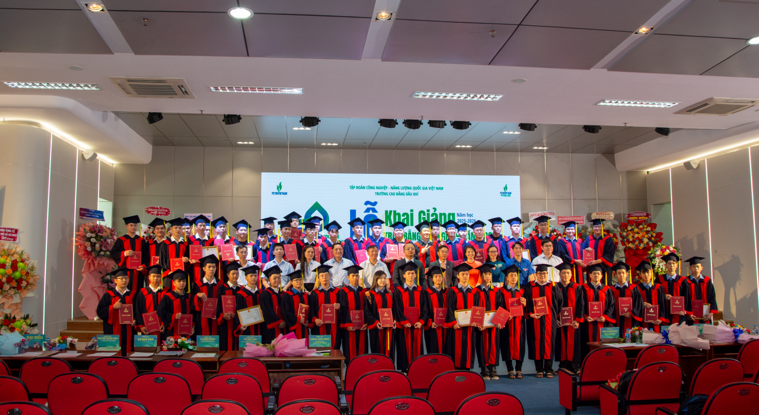 PVCollege chào đón tân sinh viên làm thủ tục nhập học năm 2026 PVCollege chào đón tân sinh viên năm 2026