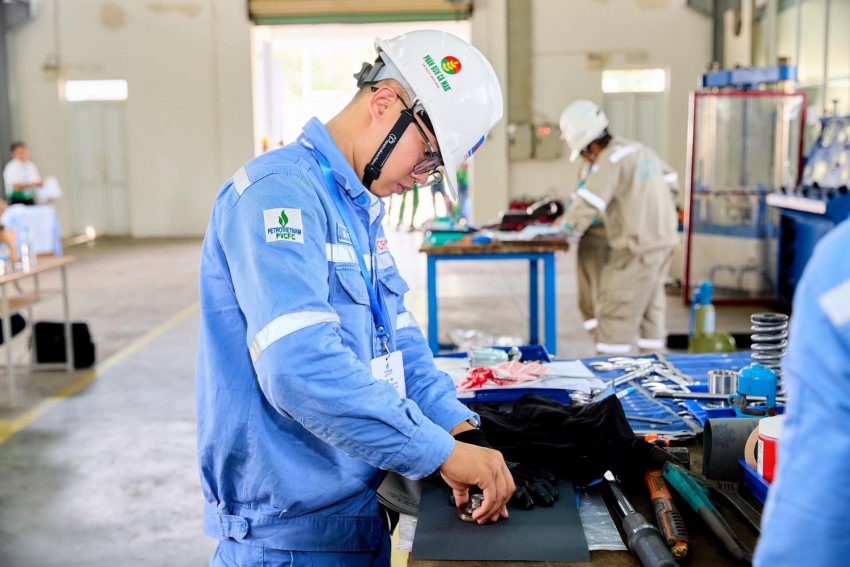 [Chùm ảnh] Ngày thi thứ 2 Hội thi Tay nghề Dầu khí lần IX năm 2026: Sôi nổi, kịch tính, chính xác trên từng thao tác